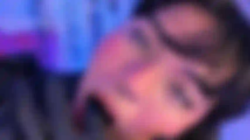 Cachonda por guantes de latex ropa de cuero.