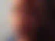 Jugando en las escaleras de mi apartamento, con mi vestido corto de flores.