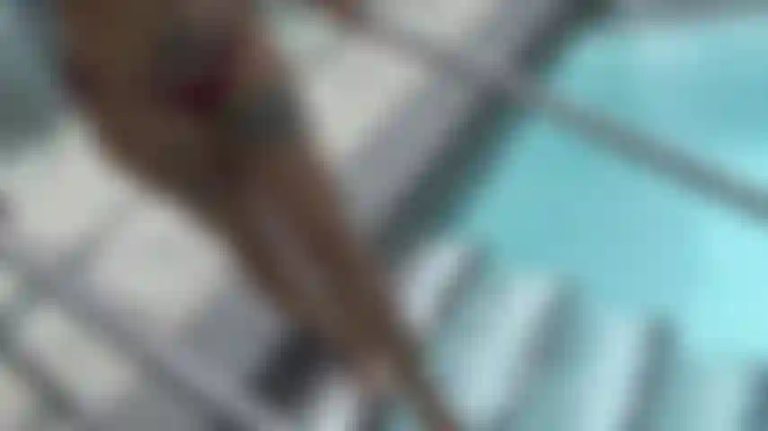 Siempre tienes una erección en la piscina.