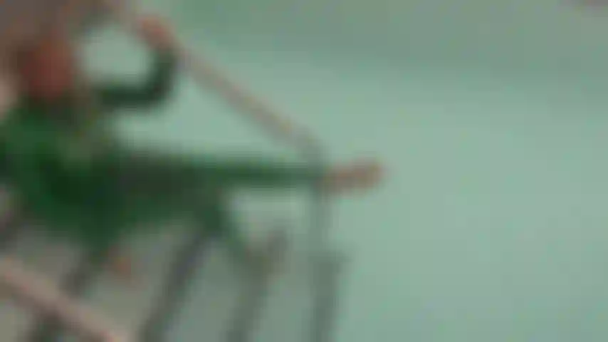 Paja con los pies en latex bajo el agua.