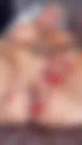 Acabo de recibir una enorme corrida interna directo de una polla palpitante — estoy abriendo bien mi coño mojado, metiendo los dedos para empujar ese semen espeso y caliente bien adentro y luego sacándolo de nuevo. Mmm, me encanta verlo gotear lentamente entre mis dedos, tan cremoso y sucio. Ven aquí como un buen cornudito — ponte de rodillas y límpiame hasta la última gota con tu lengua. Lámelo todo, saborea lo llena que me dejó — ¿quién está listo para adorar esta corrida interna tan sucia?