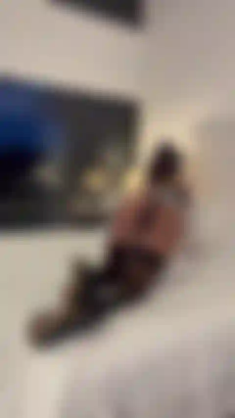 Estas sucia? Deja que esta doncella te sople el polvo!