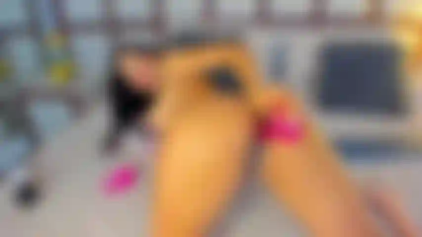 Follándome el culo apretado con un gran tapón anal.