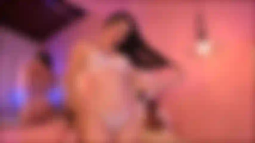 Tocando mi gatito hasta mojarlo.