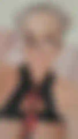 **Video de hace 3 años** chica universitaria cachonda y traviesa squirtando y jugando con mis enormes tetas naturales. Mírame estirar esa pequeña conchita traviesa 💦 gafas, tacones de puta, medias. Pura guarrería 😘.