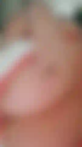 Todo sobre mis enormes tetas naturales de puta 😋 mírame sacarlas lentamente de mi pequeño sujetador y jugar con ellas para ti diciéndote que te corras encima de ellas 💦 la milf puta no estaba sola en casa así que te hablo bajito 😘#hugetits #massivetits #naturalbigtits #sucking #spitting #bouncing #hairup.