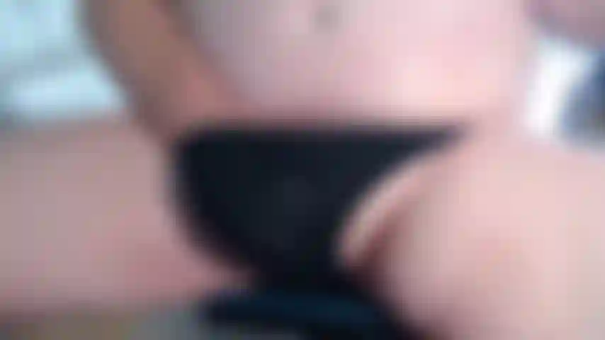 El juguete gush hace que sam se corra mientras está frente a la cámara en una sala pública mvf_05272022_2 _.