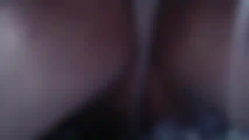 Falda marrón con braguita rosa por encima de la falda.