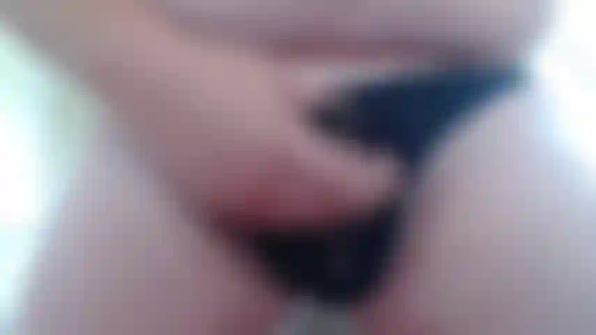 Mvf_09032021_230_sam se corre una carga gruesa en las bragas de encaje.