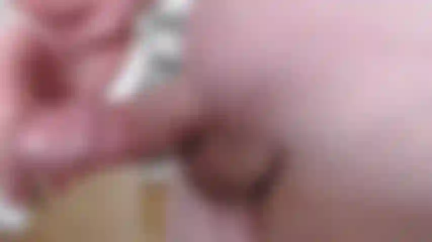 Follando un coño de látex.