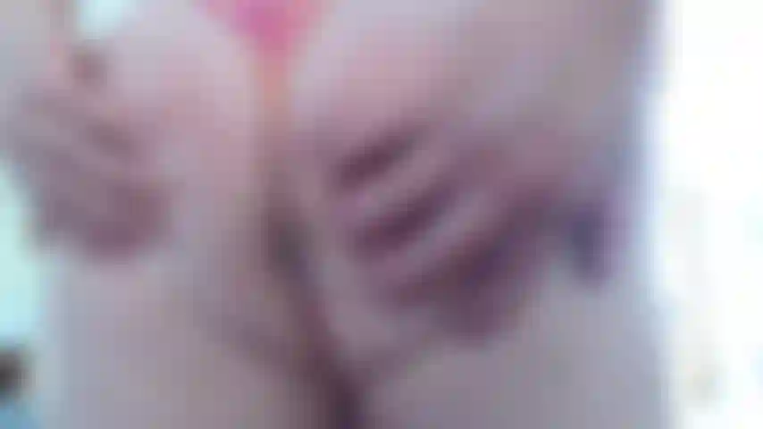 Corriéndome en tanga rosa de mujer.