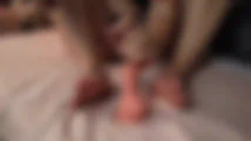 Masturbo tu polla con mis pies.