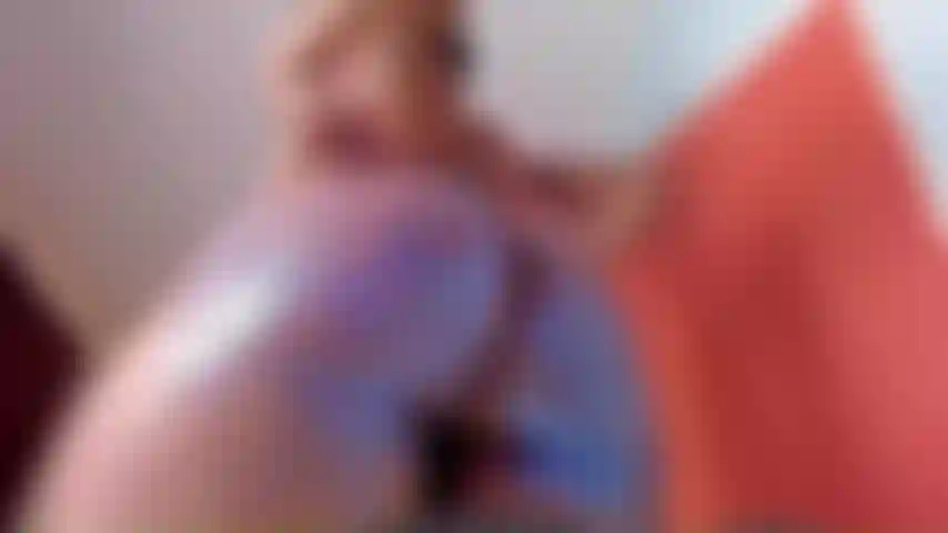 Paseo dildo con brillos en mi cuerpo.