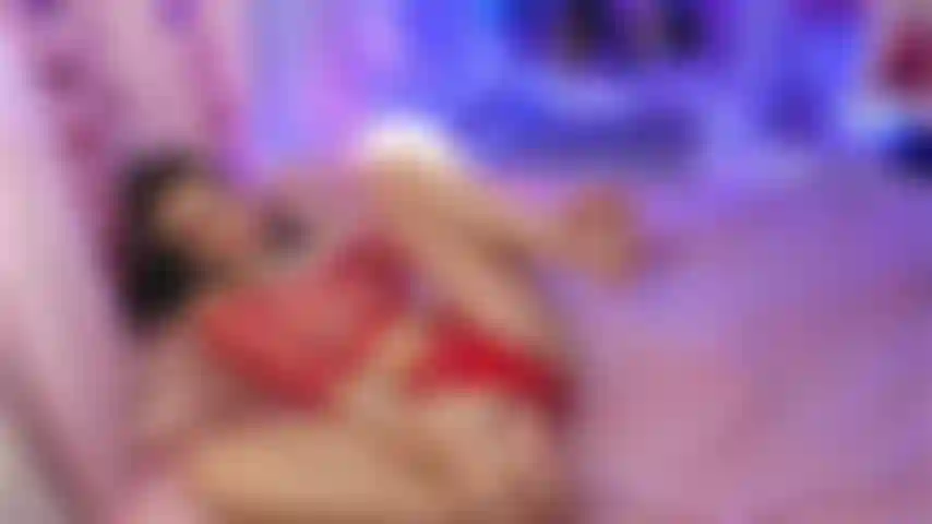 Video muy sexy de mi transmisión en vivo: estoy completamente desnuda y descalza, follándome mi insaciable y apretado coño con un gran consolador.