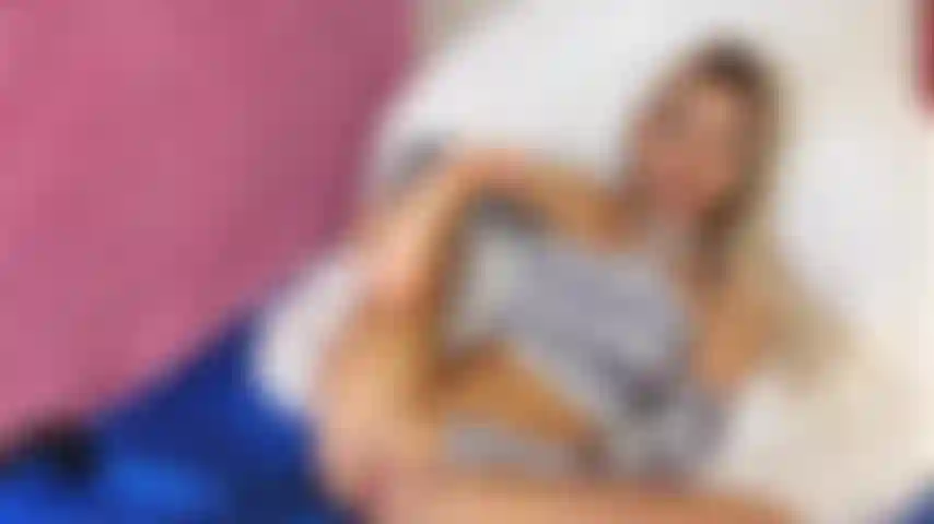 Vídeo fetichismo de pies: lamiendo los dedos de los pies y masturbándome.
