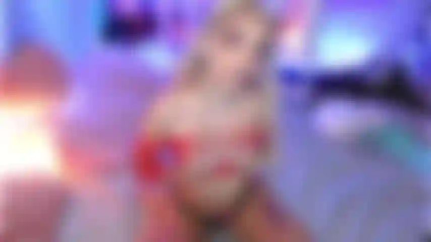 Montando un consolador con la parte superior de red roja puesta, haciendo cara de ahegao y hablando sucio. ¿Quieres correrte dentro de mí? ;).