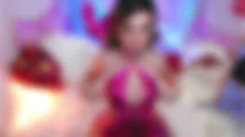 Estoy usando un vestido tan sexy para ti hoy, mis tetas se ven tan bien en él! Por favor fóllame así!