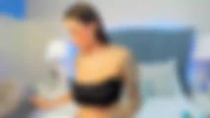 Rebota mi culo en tu polla mientras miras mis tetas.