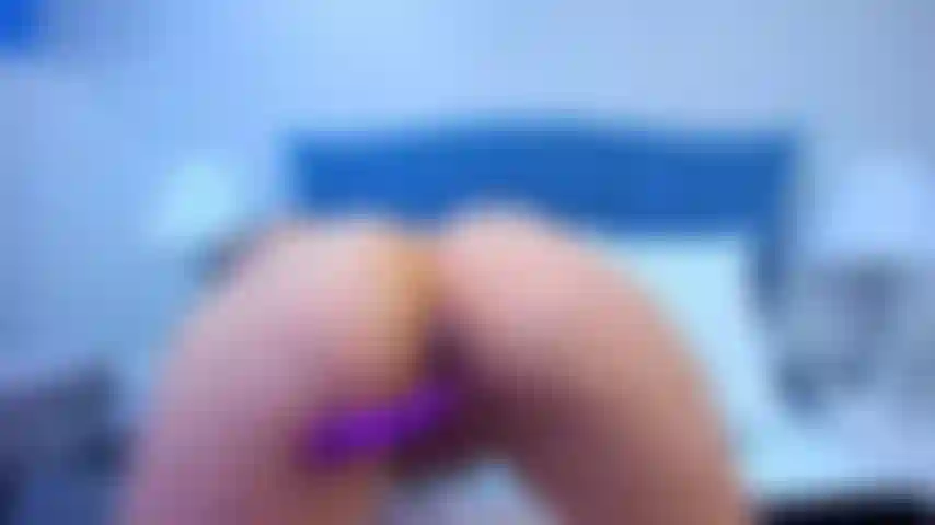 Estimulándome el culo con los dedos y metiéndolos poco a poco.