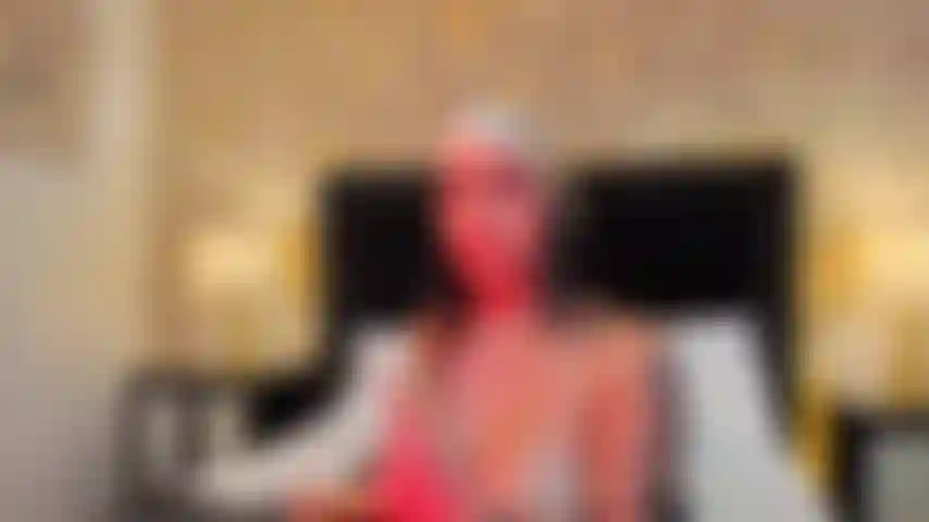 Me penetras hasta llegar al clímax, me haces agemir de placer.