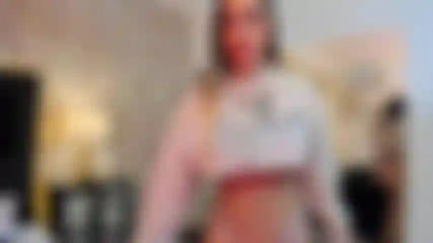 Hago una buena stripper, hago rebotar mis tetas y cabalgo tu deliciosa polla.