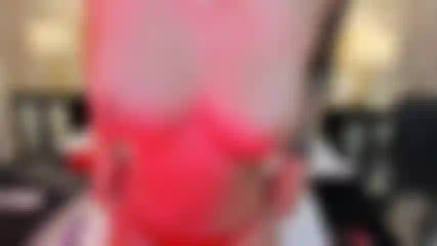 Mi cuerpo se mueve por voluntad propia, quiere hacerte caer en la tentación, sólo para hacerte venir a jugar en mi cama. Ven a portarte mal conmigo!