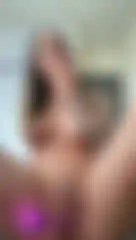 Me gusta saborear el delicioso semen de mi coño.