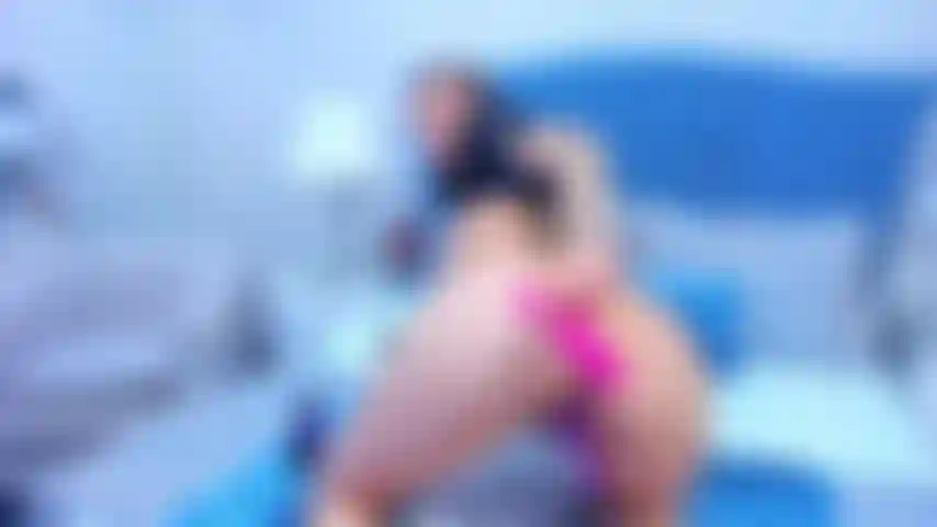 Ven y disfruta de un delicioso anal mientras mi lobita vibra en mi coño.