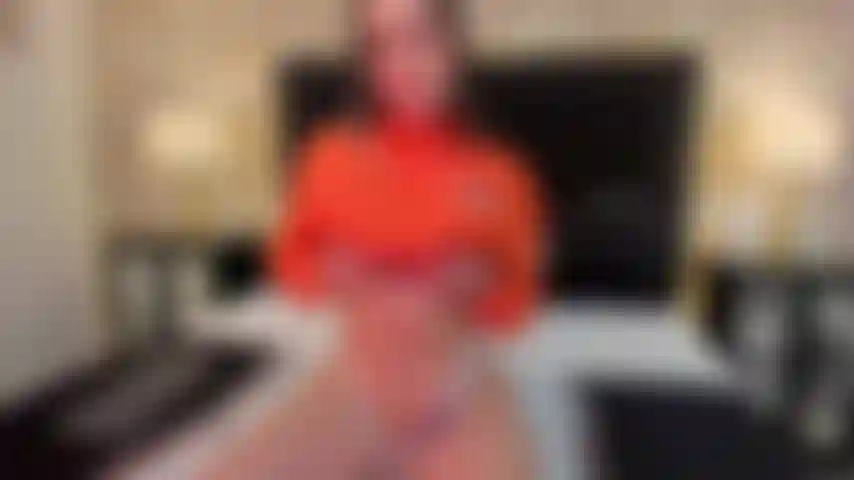 Acaricio mis grandes tetas y disfruto cada vibración que le das a mi jugoso coño, lo disfruto mucho.