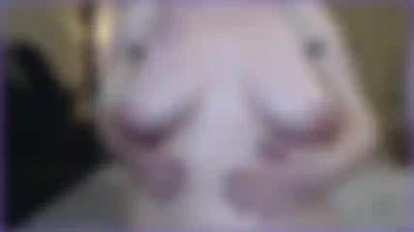 Bbw juega con su coño mojado.