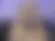 Sara encuentra otra forma de usar el masajeador de cuello.