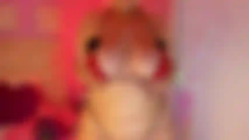 Se ven tetas grandes, aceite + crema + saliva en las tetas.