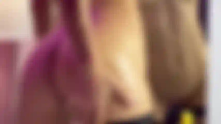 Ven a jugar con el culo aceitoso.