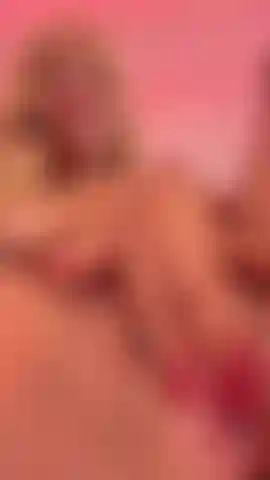 Omg her pussy its sooo close the screen you can almost fuck it!!!