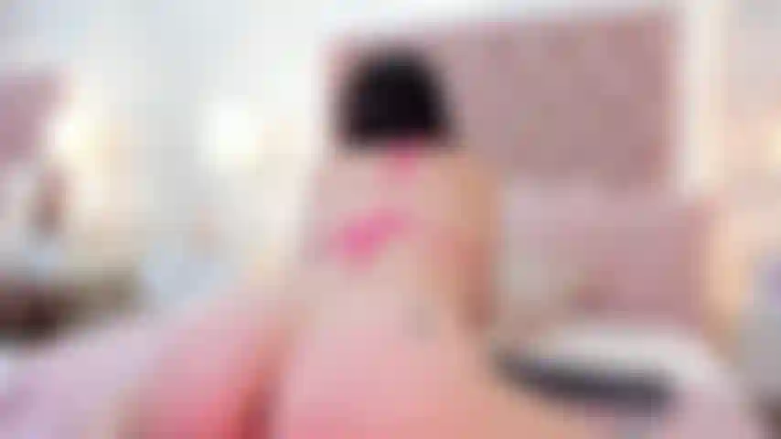Bouncing butt + visible pussy