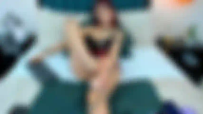 Mis pies desnudos apretando el dildo, deslizándolo lentamente entre mis dedos, mientras me muerdo el labio pensando que podría ser el tuyo.