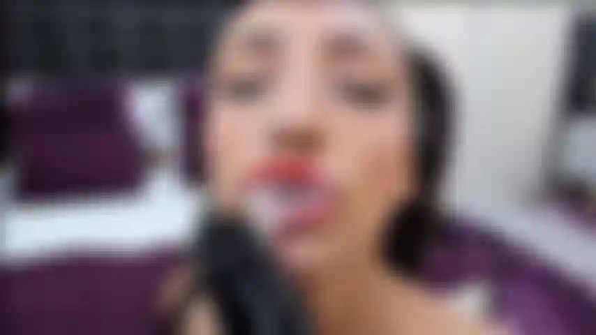 Mamada babosa a un consolador negro.