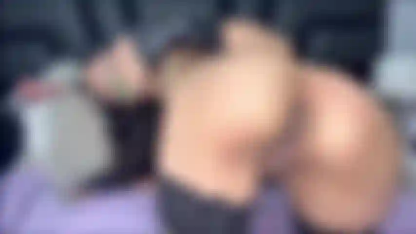 Mírame masturbarme el coño y jugar con mi culo en pov.