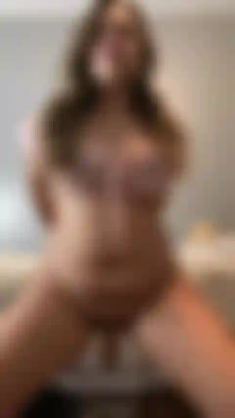 Montando la dura polla de papá.