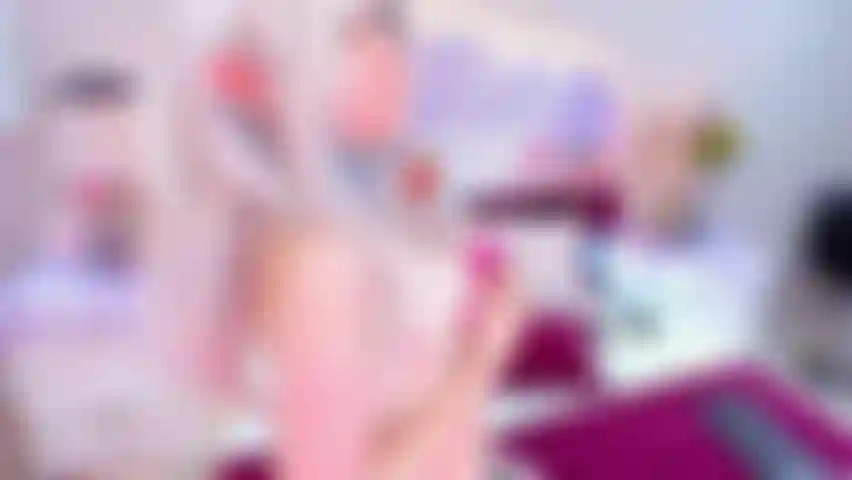 No te resistas más ven a follarme.