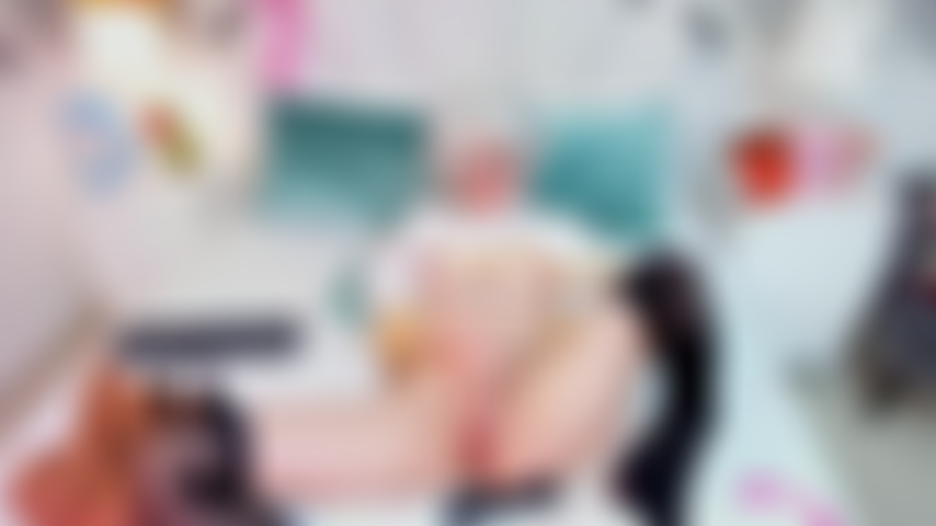 Haciendo vibrar mi coño mojado!