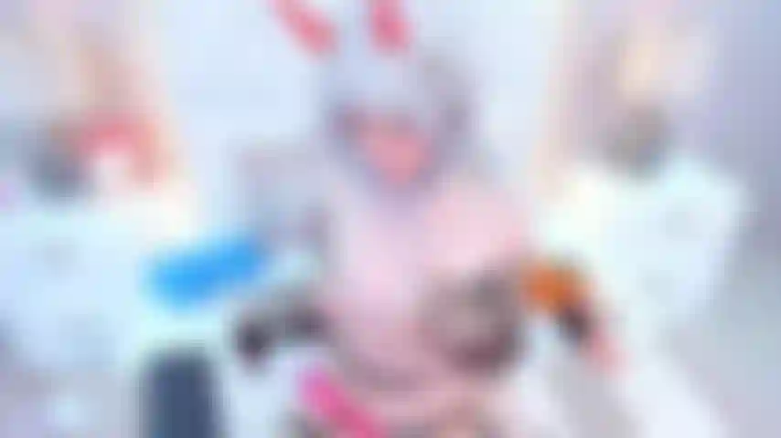 Ven a jugar con mis tetas.