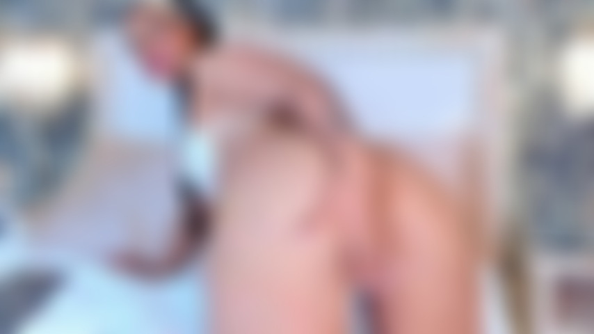 Te encanta cómo se mueve cuando me alejo, ¿verdad? Sigue mirándome, es todo tuyo.