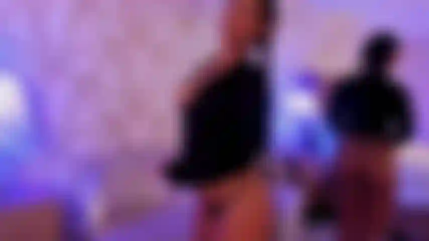 Mi sexy cuerpo bailando frente al espejo... Solo tomará unos pocos segundos para que esa polla se ponga bien dura, ya que mi coño ya está empapado por las vibraciones de mi lush.