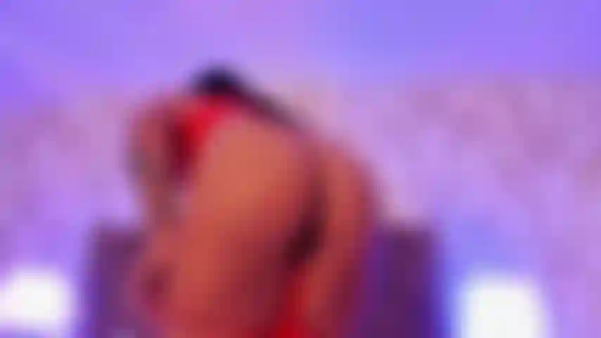 El rojo en mi piel hace que la temperatura suba; solo imaginar esa polla hace que mi coño se moje.