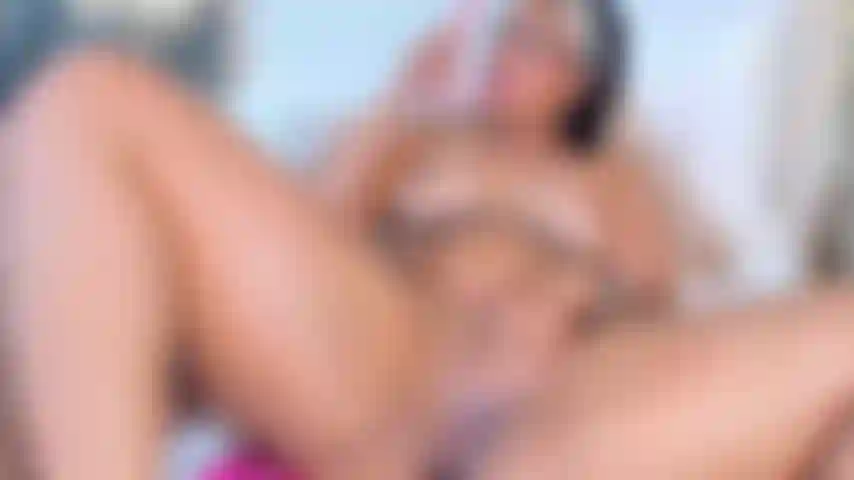 Mi coño es tan jugoso y cálido que anhela toda tu atención.