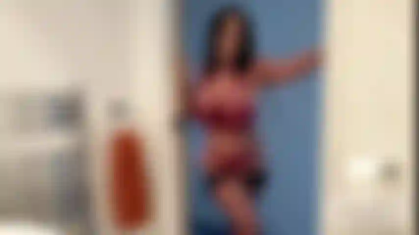 Sph: paja con los pies a la hora del baño para pollas pequeñas.