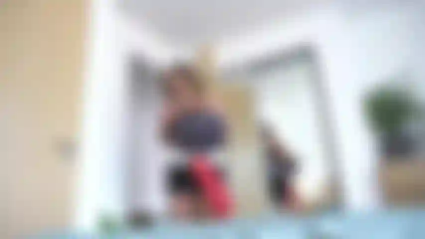 Gentil giganta, el nuevo juguete diminuto de la camarera del hotel.