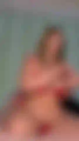 Voyeur / tease de loción - tease de loción de bikini de hilo rojo (filmado en el teléfono).