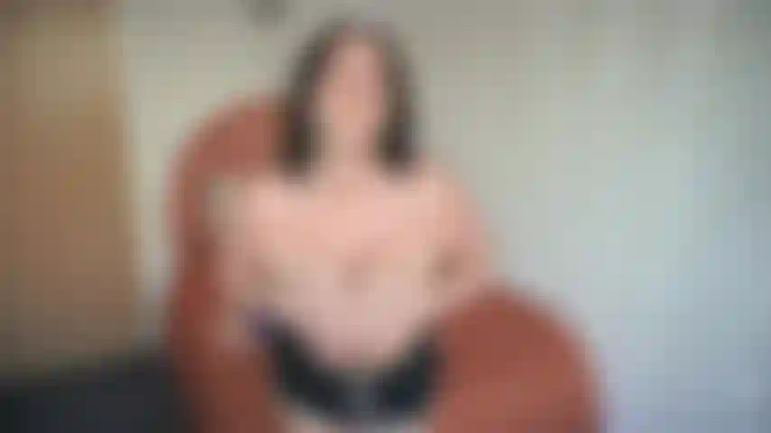 Grandes tetas apretadas en sujetadores pequeños.